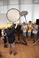 5 Kinder testen Kamera-Utensilien.