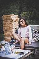 Ein Mädchen genießt das Wohlfühlambiente des Sommerausklangs an der Donau-Universtität Krems