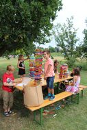 Kinder spielen auf Heurigentischen zusammen beim Familientag in Grafenegg.