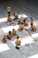 Kinder bauen eine Domino-Straße auf.
