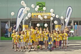 Kinder lassen bei der 3. Kinder Business Week in NÖ weiße Luftballons steigen