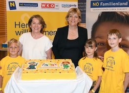 Gruppenfoto mit Landesrätin Schwarz beim Abschluss-Event nach erfolgreicher 2. Kinder Business Week in NÖ