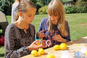 Schülerinnen der NMS Hollenstein basteln ihre eigenen Jonglierbälle