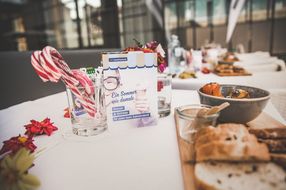Kleine Snacks liegen beim Sommerausklang an der Donau-Universität Krems auf dem Tisch