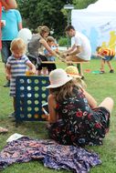 Kinder und Erwachsene spielen zusammen beim Familientag in Grafenegg.