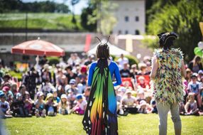 Zwei Verkleidete Frauen unterhalten die Gäste des NÖ Familienfest auf der Schallaburg 2018
