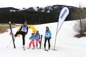Vier Skiliebhaber sind stolz auf ihre Leistung bei den Familienskitagen 2017
