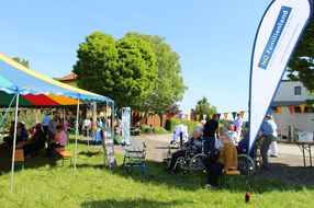 Teilnehmerinnen und Teilnehmer der Spielforscher-Werkstatt in Haag genießen gemeinsam das schöne Wetter.