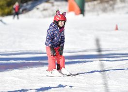 Mädchen mit Hasenohren am Skihelm bei den Familienskitagen 2017