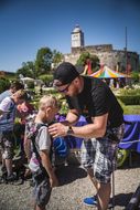 Bub wird NÖ Familienfest auf der Schallaburg 2018 mit Sicherheitsausrüstung ausgestattet