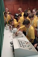 Kinder testen verschiedene elektronische Werkzeuge.