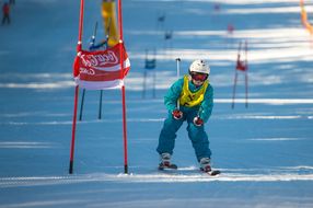 Kind fährt bei den Familienskitagen 2017 Ski