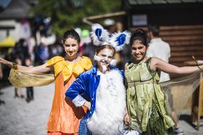 Drei verkleidete Mädchen lachen beim NÖ Familienfest auf der Schallaburg 2018 in die Kamera