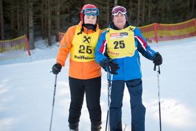 Mann und Frau fahren bei den Familienskitagen 2017 gemeinsam Ski