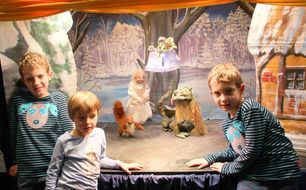 Drei Kinder bestaunen Märchenfiguren beim NÖ Spielefest auf der Schallaburg