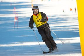 Mann fährt bei den Familienskitagen 2017 Ski
