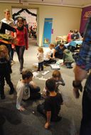 Zahlreiche Kinder spielen beim 13. NÖ Spielefest auf der Schallaburg zusammen.