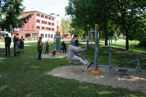 Fitnessgeräte für Erwachsene am Generationen-Spielplatz in Bad Pirawarth