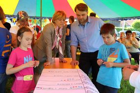 LR Mag. Barbara Schwarz und Bgm. Lukas Michlmayr beobachten die Kinder während der Abstimmungsphase.