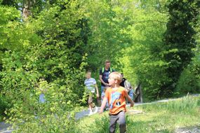 Bub läuft durch die Natur beim Familienfest Donau-Auen