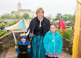 Zwei Kinder lachen beim NÖ Familienfest auf der Schallaburg 2017 mit Landesrätin Schwarz in die Kamera