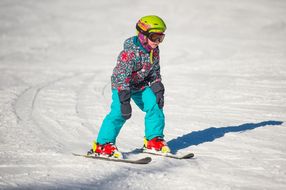 Mädchen fährt Ski bei den Familienskitagen 2017