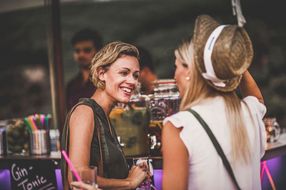 Zwei Damen holen sich Getränke von der Bar beim Sommerausklang an der Donau-Universtität Krems