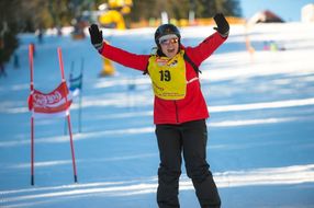 Skifahrerin freut sich über ihre Ankunft im Ziel bei den Familienskitagen 2017