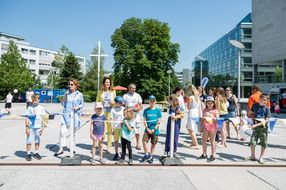 Erwachsene und Kinder nahmen am Straßenfest zum Weltspieltag teil.