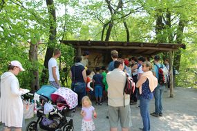 Gäste des Familienfest Donau-Auen stehen vor einer Holz-Überdachung
