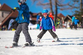 Zwei Buben fahren bei den Familienskitagen 2017 Ski