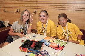 Drei Mädchen lächeln bei der 3. Kinder Business Week in die Kamera