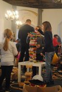Turm aus bunten Spielsteinen beim 13. NÖ Spielefest auf der Schallaburg