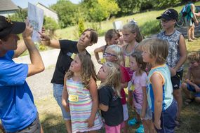 Zu Beginn der Aktion wird den Kindern die Gestaltungsskizze vom zukünftigen Spielplatz beim Eltern-Kind Bau- & Spieletag in Kilb gezeigt.