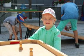 Kind lächelt beim Ferienauftaktfest 2016 in die Kamera