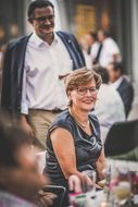 Dame lächelt beim Sommerausklang an der Donau-Universtität Krems