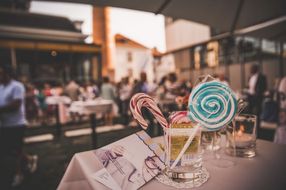 Bunte Lollipops stehen auf den Tischen beim Sommerausklang an der Donau-Universtität Krems