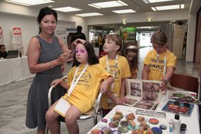 Kinder werden geschminkt bei der 3. Kinder Business Week