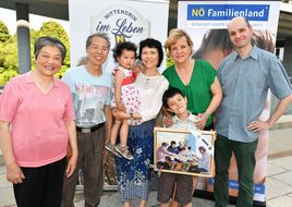 Familie Lugmayr bekommt beim Generationenfoto-Wettbewerb ein Porträt übergeben