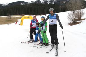 Vier Skifahrerinnen und Skifahrer bei den Familienskitagen 2017