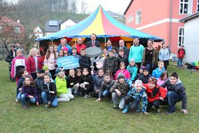 Gruppenfoto der Teilnehmerinnen und Teilnehmer der Spielforscher-Werkstatt vor einem bunten Zelt