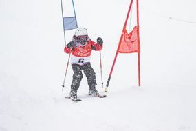 Kind fährt beim Familienskitag am 21. Jänner 2018 Ski