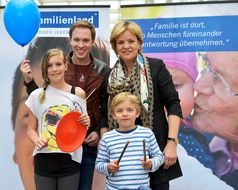 Gruppenfoto mit Landesrätin Schwarz bei der Eröffnung der NÖ Familienland GmbH