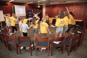 Kinder tanzen bei der 3. Kinder Business Week