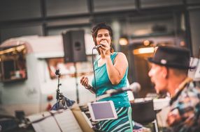 Sängerin singt live beim Sommerausklang an der Donau-Universtität Krems