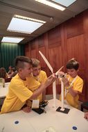Kinder bauen ein Windrad bei der 3. Kinder Business Week