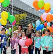 Landesrätin Schwarz lässt zusammen mit zahlreichen Kindern bunte Luftballons bei der Eröffnung der NÖ Familienland GmbH steigen 