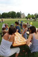 Kinder und Eltern spielen zusammen beim Familientag in Grafenegg.