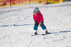 Mädchen fährt bei den Familienskitagen 2017 Ski