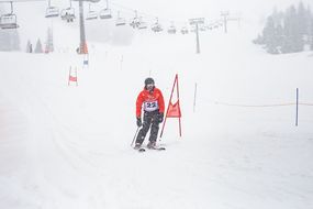 Mann fährt beim Familienskitag am 21. Jänner 2018 Ski